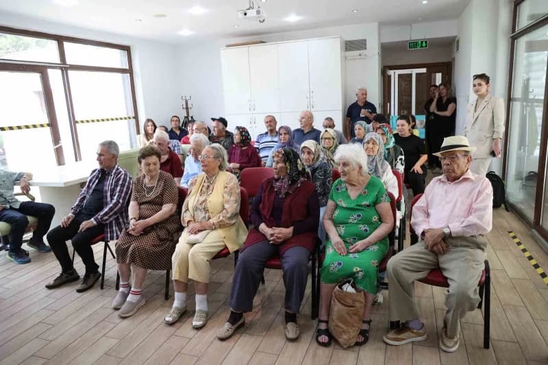 Antalya Büyükşehir Belediyesi bünyesinde Alzheimer hastaları ve yakınlarına hizmet veren Mavi Ev'de, "Dünya Alzheimer Ay