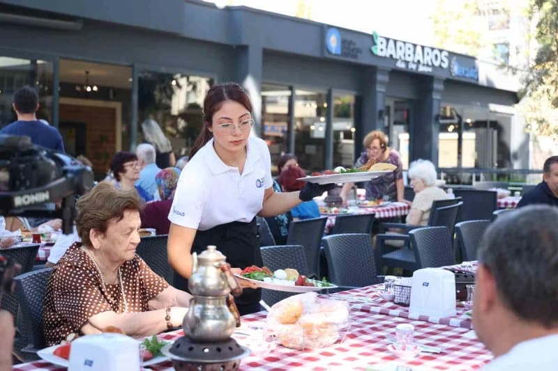 Antalya Büyükşehir Belediyesi bünyesinde Alzheimer hastaları ve yakınlarına hizmet veren Mavi Ev'de, "Dünya Alzheimer Ay