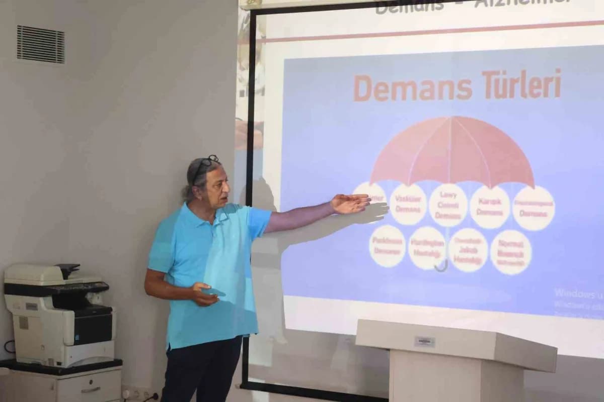 Antalya Büyükşehir Belediyesi bünyesinde Alzheimer hastaları ve yakınlarına hizmet veren Mavi Ev'de, "Dünya Alzheimer Ay