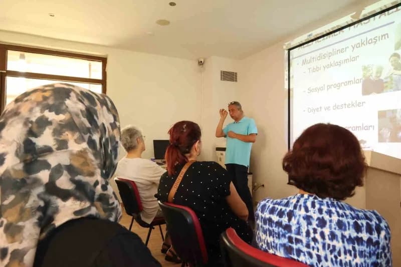 Antalya Büyükşehir Belediyesi bünyesinde Alzheimer hastaları ve yakınlarına hizmet veren Mavi Ev'de, "Dünya Alzheimer Ay