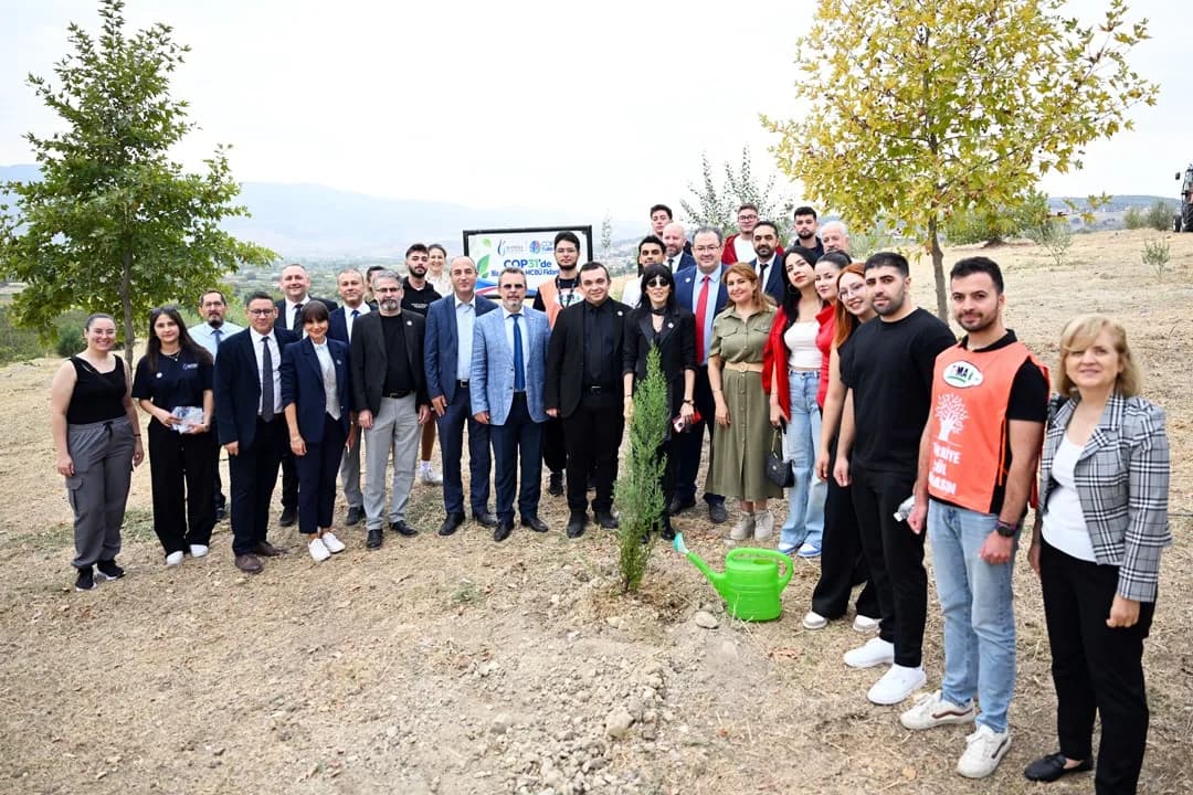 Manisa Celal Bayar Üniversitesi kampüsünde sembolik fidan dikme etkinliği sırasında öğrenciler ve personel