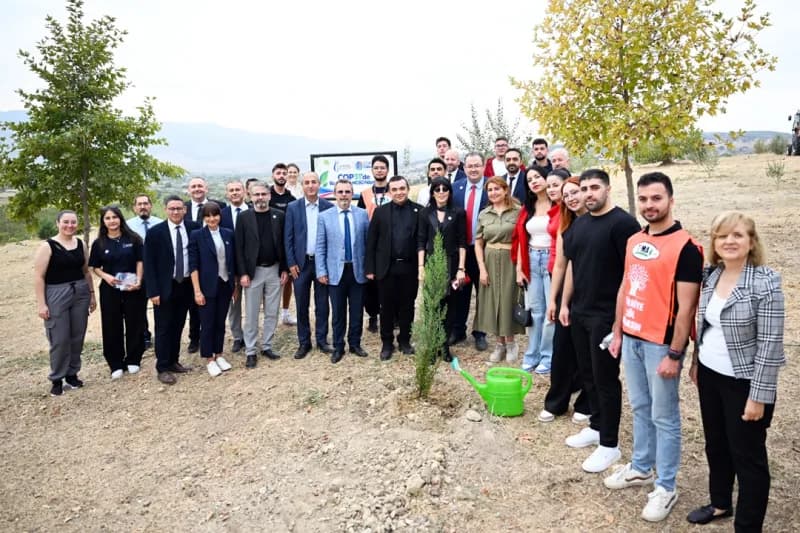 Manisa Celal Bayar Üniversitesi kampüsünde sembolik fidan dikme etkinliği sırasında öğrenciler ve personel