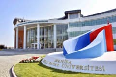 Manisa Celal Bayar Üniversitesi kampüsünde sürdürülebilirlik çalışmalarını simgeleyen yeşil alan ve binalar