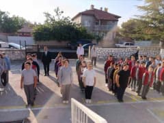 Afyonkarahisar Bolvadin İlçe Milli Eğitim Müdürü Mehmet Ali Keleş Alparslan Ortaokulu'nda öğretmenlerle sohbet ederken