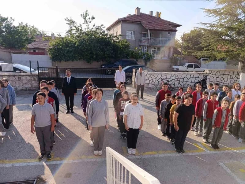Afyonkarahisar Bolvadin İlçe Milli Eğitim Müdürü Mehmet Ali Keleş Alparslan Ortaokulu'nda öğretmenlerle sohbet ederken