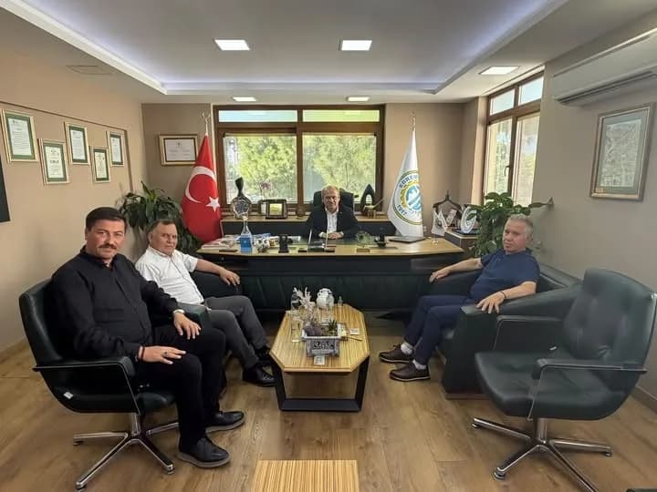 Mehmet Ertaş Edremit Ticaret Odası’nda yöneticilerle görüşüyor