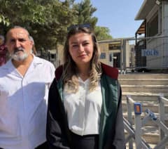 Mardin’de sosyal medya paylaşımı nedeniyle tutuklanan Melek Karahan’ın duruşma salonundaki görüntüsü