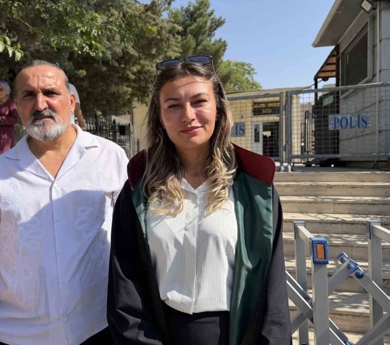Mardin’de sosyal medya paylaşımı nedeniyle tutuklanan Melek Karahan’ın duruşma salonundaki görüntüsü