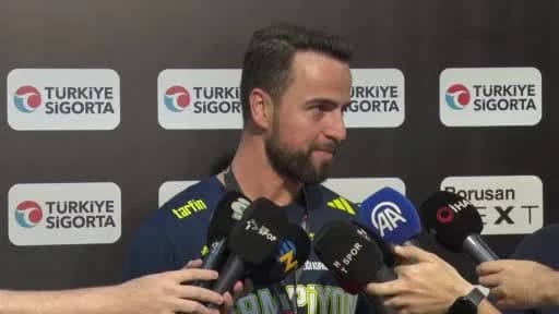 Melih Mahmutoğlu, Cumhurbaşkanlığı Kupası töreninde Fenerbahçe formasıyla konuşma yaparken