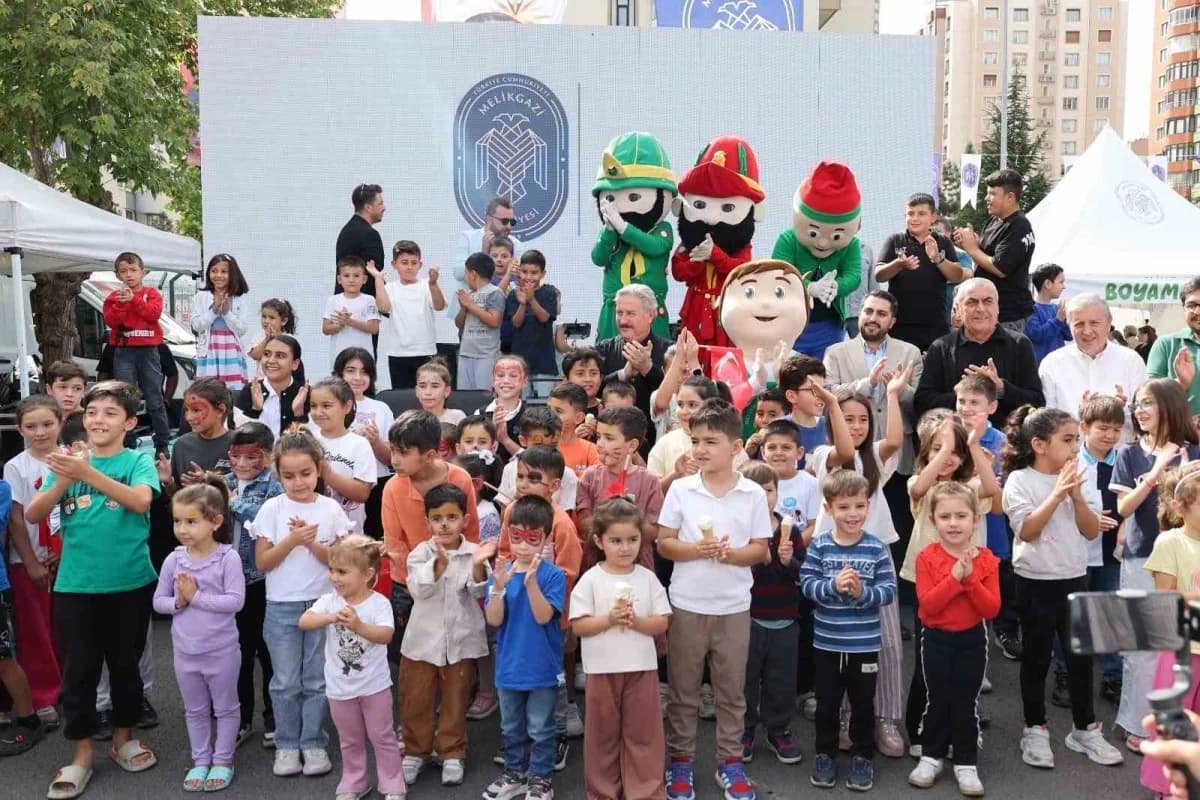 Melikgazi Belediyesi 48 yeni aracını çocuk şenliği etkinliğinde tanıtıyor