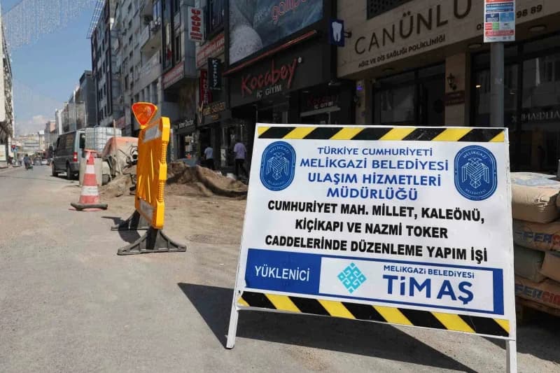 Melikgazi Belediyesi, şehrin merkezini güzelleştiren çalışmalarına hız kesmeden devam ediyor.