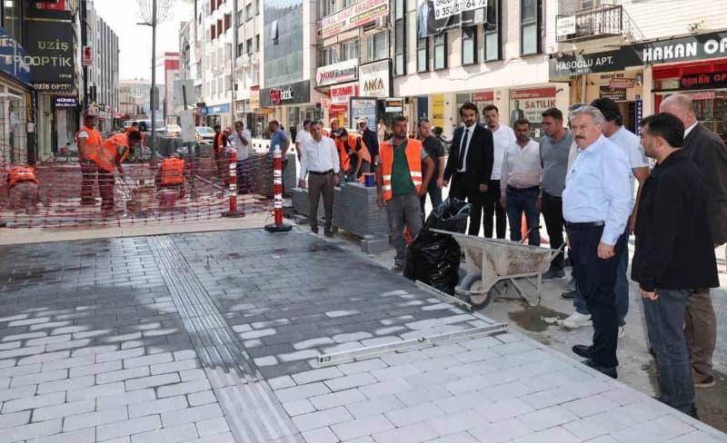 Melikgazi Belediyesi ekipleri Kayseri şehir merkezinde yaya yolu yenileme çalışması yapıyor