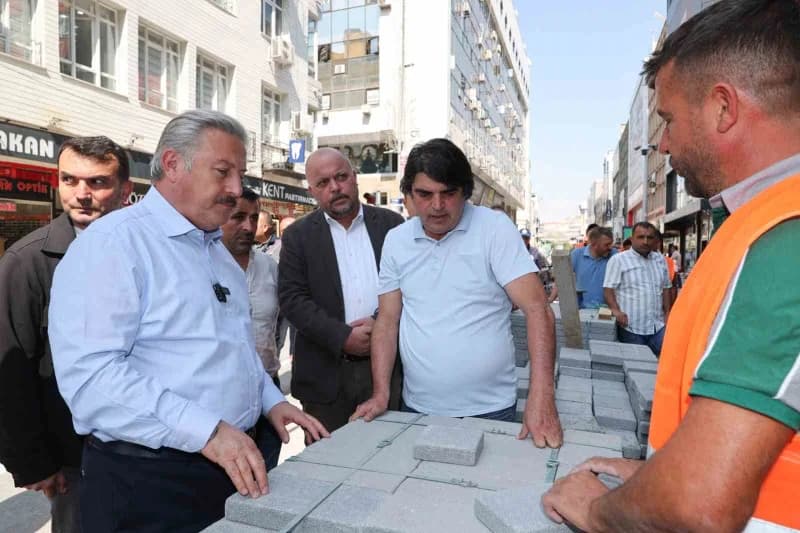 Melikgazi Belediyesi, şehrin merkezini güzelleştiren çalışmalarına hız kesmeden devam ediyor.