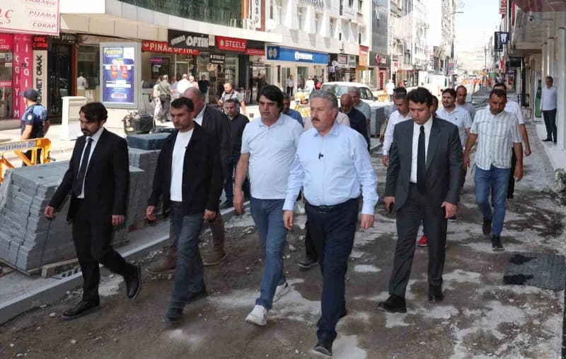 Melikgazi Belediyesi, şehrin merkezini güzelleştiren çalışmalarına hız kesmeden devam ediyor.