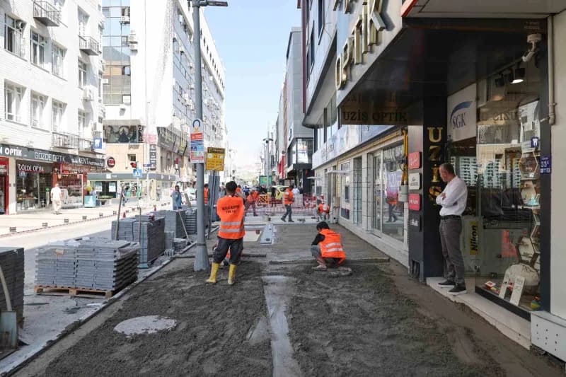 Melikgazi Belediyesi, şehrin merkezini güzelleştiren çalışmalarına hız kesmeden devam ediyor.
