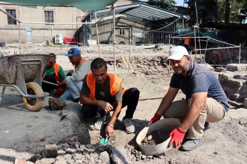 Kayseri'de Anadolu'nun ilk Medresesi olduğu düşünülen Melikgazi Medresesi'ni gün yüzüne çıkarmak için başlatılan kazı ça