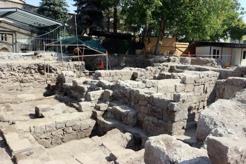 Kayseri'de Anadolu'nun ilk Medresesi olduğu düşünülen Melikgazi Medresesi'ni gün yüzüne çıkarmak için başlatılan kazı ça