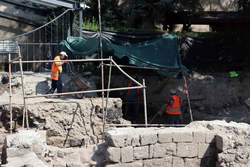Kayseri'de Anadolu'nun ilk Medresesi olduğu düşünülen Melikgazi Medresesi'ni gün yüzüne çıkarmak için başlatılan kazı ça