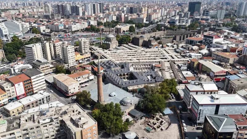 Kayseri'de Anadolu'nun ilk Medresesi olduğu düşünülen Melikgazi Medresesi'ni gün yüzüne çıkarmak için başlatılan kazı ça