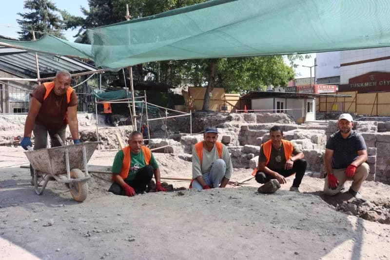 Kayseri'de Anadolu'nun ilk Medresesi olduğu düşünülen Melikgazi Medresesi'ni gün yüzüne çıkarmak için başlatılan kazı ça