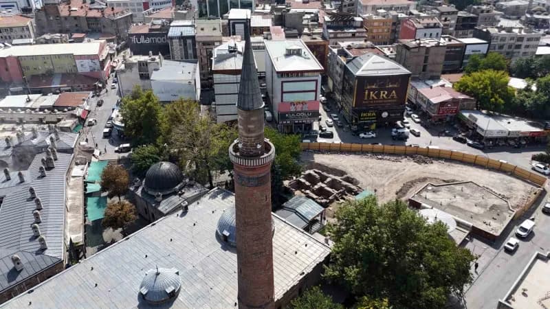 Kayseri'de Anadolu'nun ilk Medresesi olduğu düşünülen Melikgazi Medresesi'ni gün yüzüne çıkarmak için başlatılan kazı ça