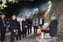 Melikgazi Belediyesi Salça Günleri etkinliğinde vatandaşlar salça kaynatıyor
