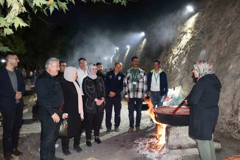 Melikgazi Belediyesi Salça Günleri etkinliğinde vatandaşlar salça kaynatıyor