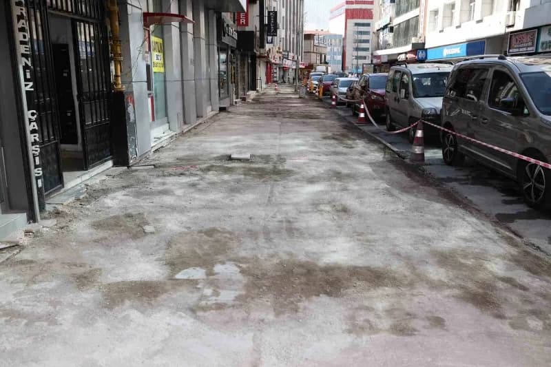 Şehrin merkezinde hayata geçirdiği güzelleştirme çalışmalarına devam eden Melikgazi Belediyesi, vatandaşların yoğunlukla