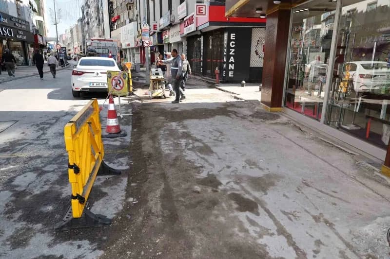 Şehrin merkezinde hayata geçirdiği güzelleştirme çalışmalarına devam eden Melikgazi Belediyesi, vatandaşların yoğunlukla