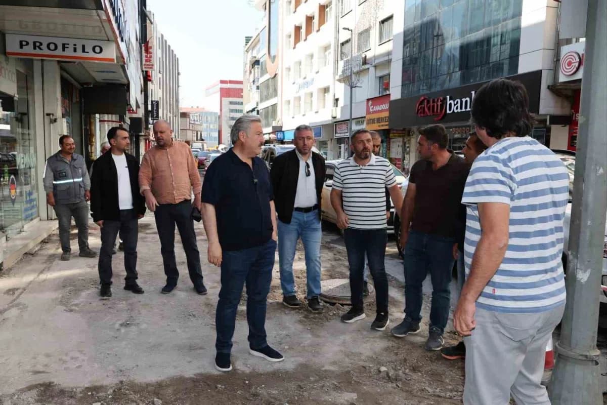 Şehrin merkezinde hayata geçirdiği güzelleştirme çalışmalarına devam eden Melikgazi Belediyesi, vatandaşların yoğunlukla