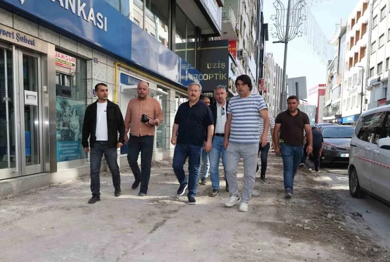 Şehrin merkezinde hayata geçirdiği güzelleştirme çalışmalarına devam eden Melikgazi Belediyesi, vatandaşların yoğunlukla