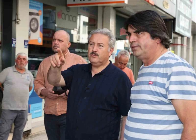 Melikgazi Belediyesi ekipleri Millet ve Nazmi Toker Caddeleri yaya yollarını bazalt taş ile yeniliyor