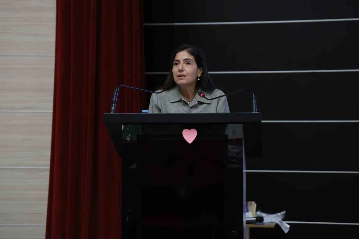 Prof. Dr. Güldeniz Karadeniz Çakmak, toplumda Meme Kanseri farkındalığının artırılmasının erken tanı açısından taşıdığı