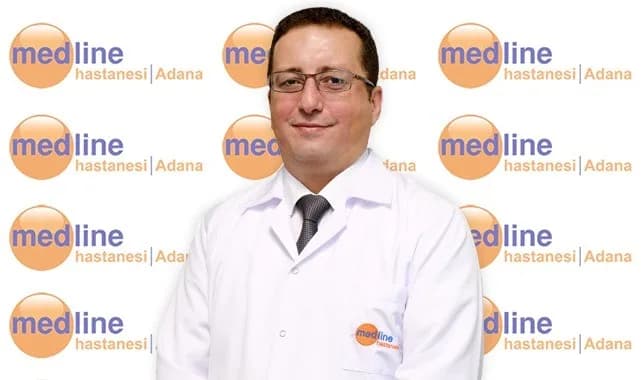 Genel Cerrahi Uzmanı Doç. Dr. Ümit Turan meme kanseri riskleri ve tarama hakkında bilgi verirken