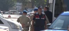 Menderes Belediyesi önünde polis ve jandarma ekiplerinin rüşvet operasyonu çalışması