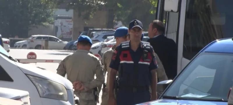 Menderes Belediyesi önünde polis ve jandarma ekiplerinin rüşvet operasyonu çalışması