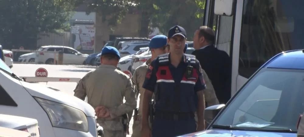 Menderes Belediyesi önünde polis ve jandarma ekiplerinin rüşvet operasyonu çalışması