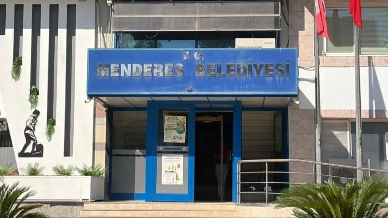 Menderes Belediyesi önünde polis ve jandarma ekiplerinin yolsuzluk operasyonu sırasında çekilmiş görüntüsü