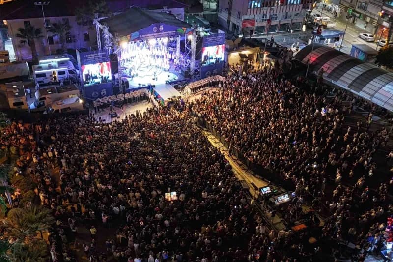 Festival için Menemen Cumhuriyet Meydanı'nda kurulan konser alanı, festivalin ilk gününde iki konsere sahne oldu.