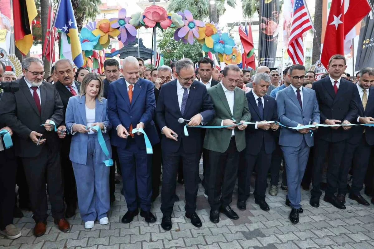 Menemen Çömlek Festivalinde kortej yürüyüşü ve raku gösterisi ile renkli açılış