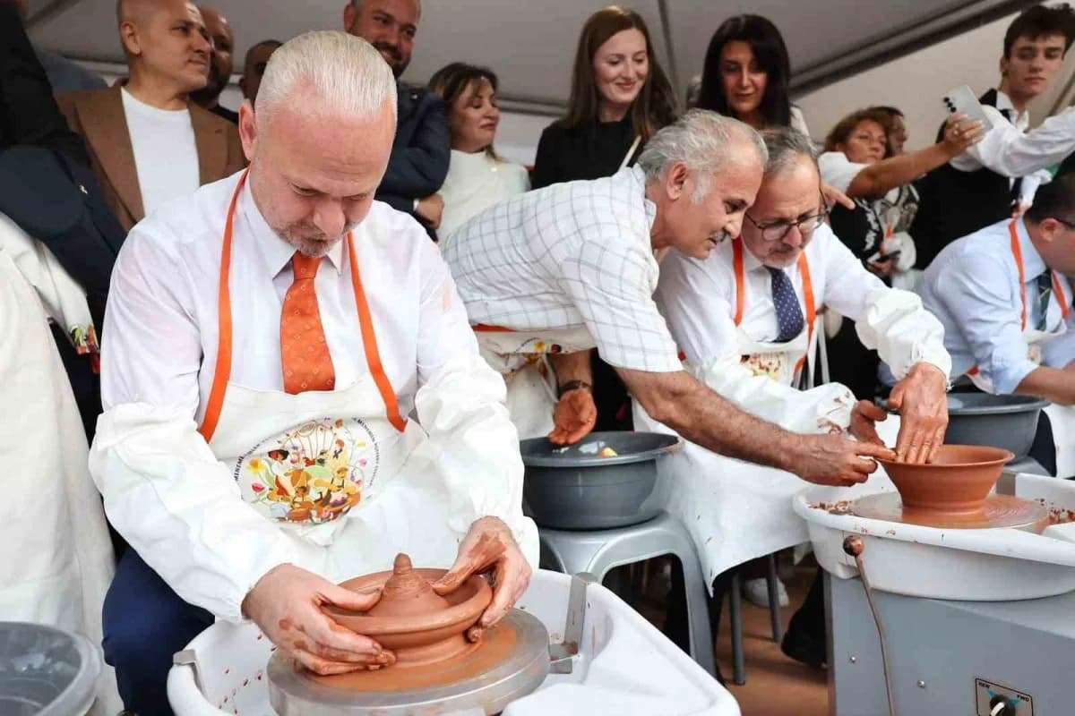 Menemen Belediye Başkanı Aydın Pehlivan(solda)