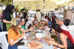 Menemen Çömlek Festivali’nde deniz canlıları için yapılan çömleklerin atölye çalışması