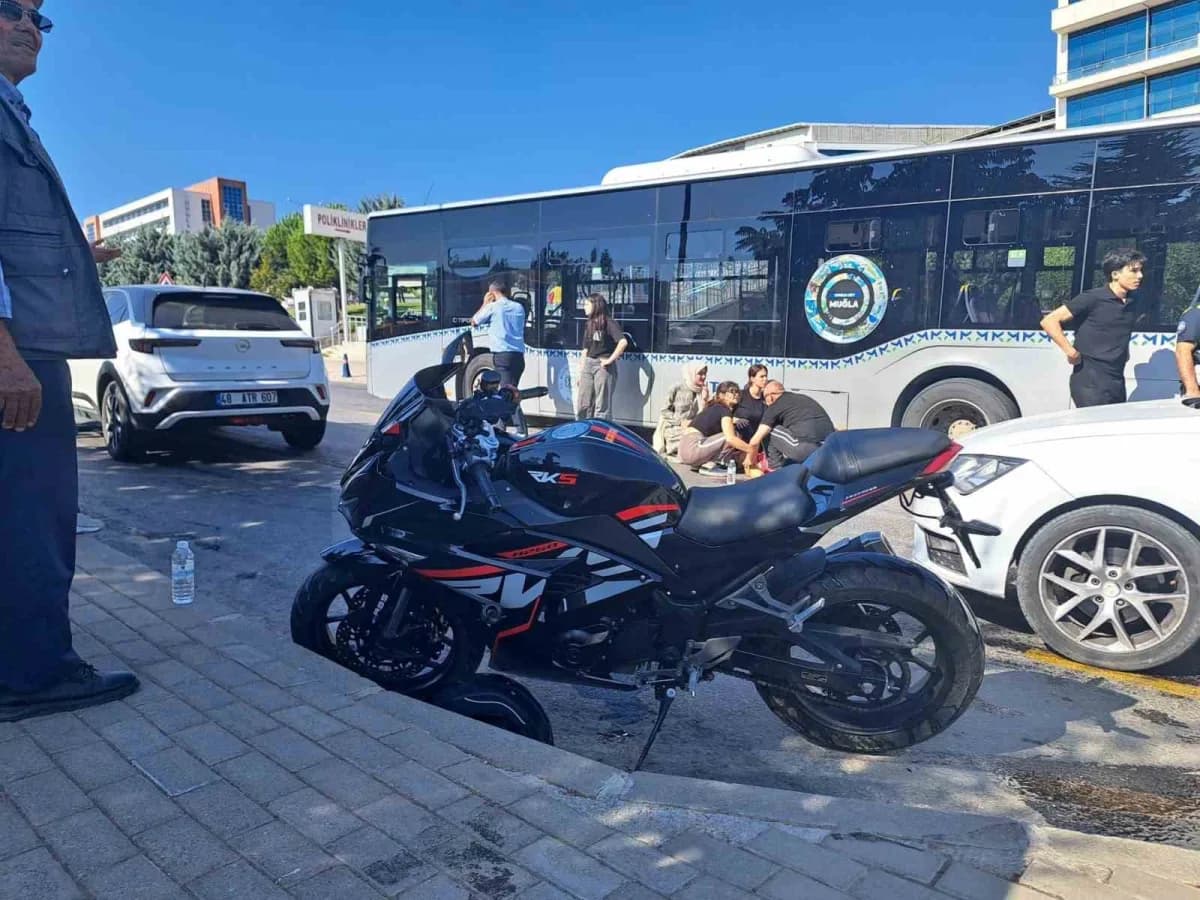 Muğla’nın Menteşe ilçesinde motosikletin yayaya çarpması sonucu meydana gelen trafik kazasında 1 kişi yaralandı.