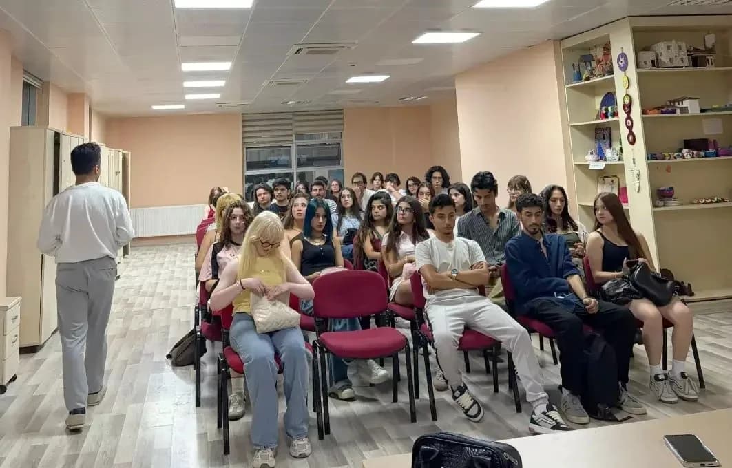 Menteşe Uluslararası Gençlik Merkezi’nde gençlerin tiyatro eğitimi sırasında sahne çalışması yapması