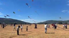 Menteşe’de çocuklar ve aileleri renkli uçurtmalarla gökyüzünü renklendirirken, uçurtma sanatçısı Zahit Mungan ve Belediy