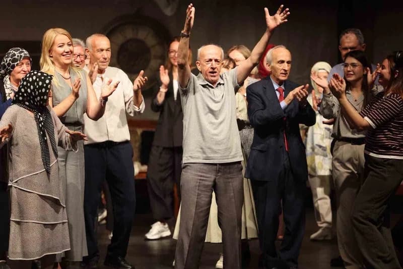 Merkezefendi Belediyesi Alzheimer Yaşam Merkezi’nde hizmet alan büyüklerin sahne aldığı "Eve Gidelim" tiyatro oyunu izle