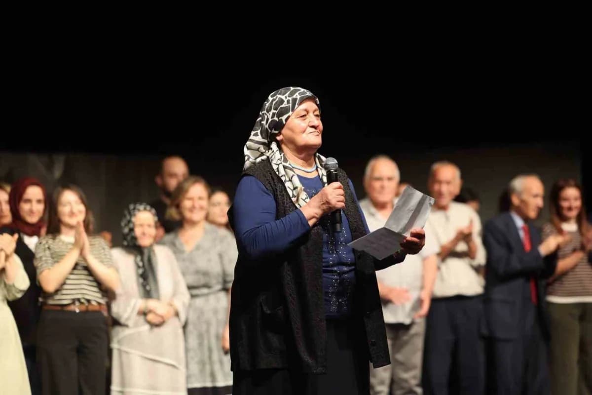 Merkezefendi Alzheimer Yaşam Merkezi'nde sahnelenen 'Eve Gidelim' tiyatro oyunu ve sergi etkinliği