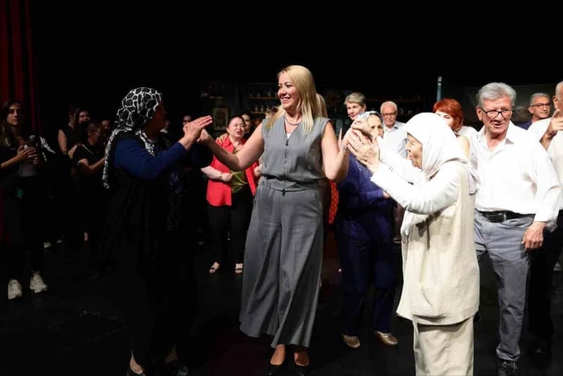 Merkezefendi Belediyesi Alzheimer Yaşam Merkezi’nde hizmet alan kıymetli büyüklerin sahne aldığı "Eve Gidelim" tiyatro o