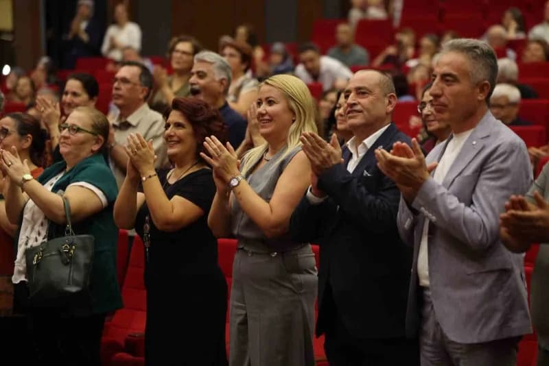 Merkezefendi Belediyesi Alzheimer Yaşam Merkezi’nde hizmet alan kıymetli büyüklerin sahne aldığı "Eve Gidelim" tiyatro o