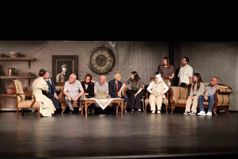 Merkezefendi Belediyesi Alzheimer Yaşam Merkezi’nde hizmet alan kıymetli büyüklerin sahne aldığı "Eve Gidelim" tiyatro o